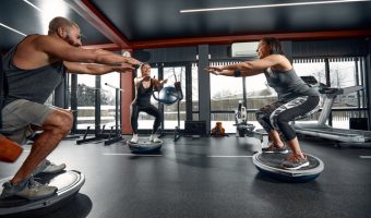Balansplatta övningar på gym