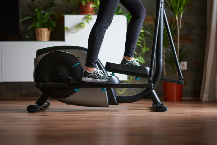Pedaler på en crosstrainer hemma