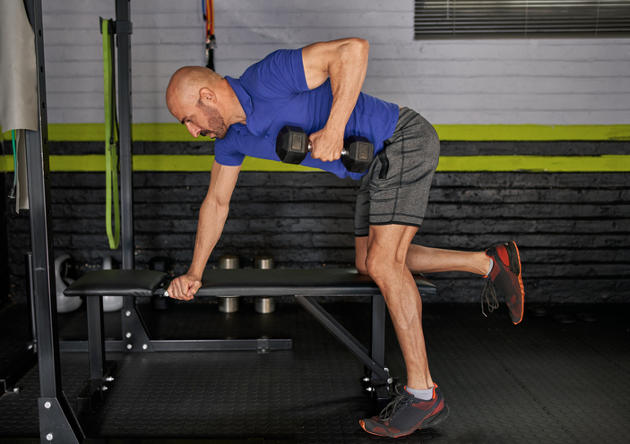 Enarmsrodd på en plan gymbänk