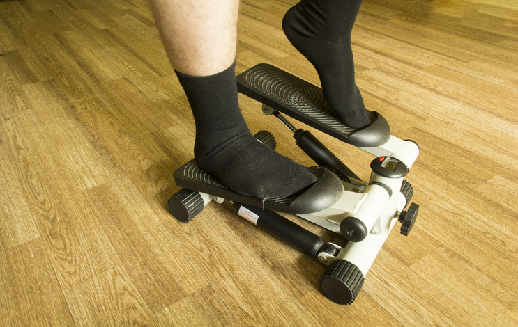 En barfota kille på sin stepmaskin