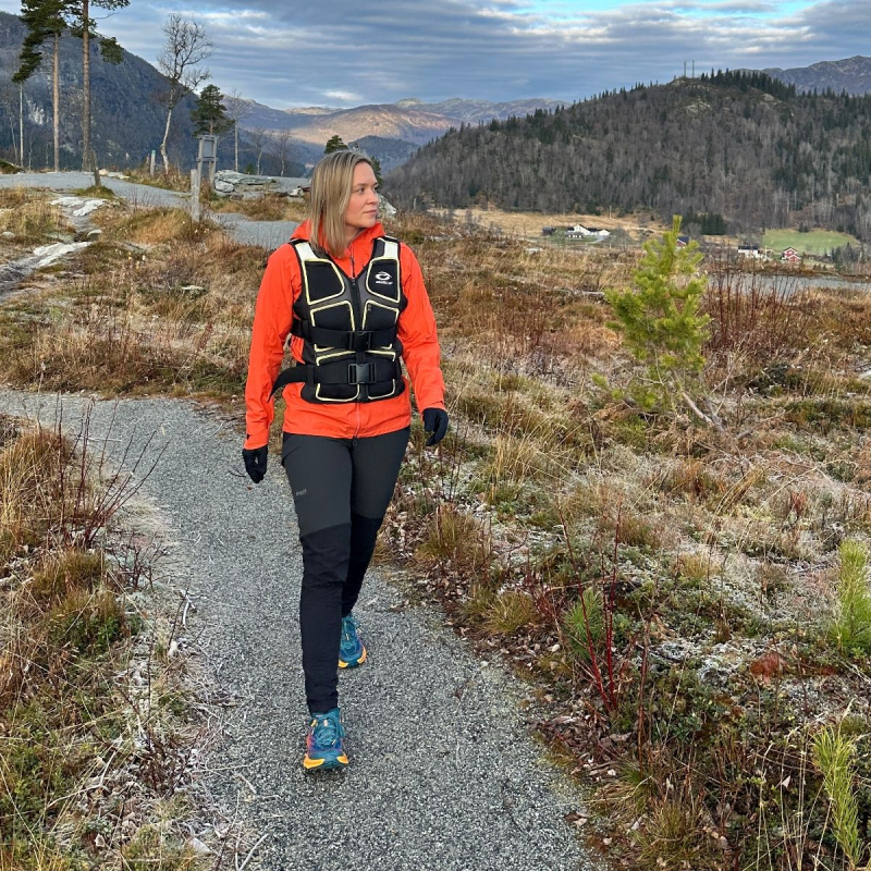 En tjej som promenerar med viktväst