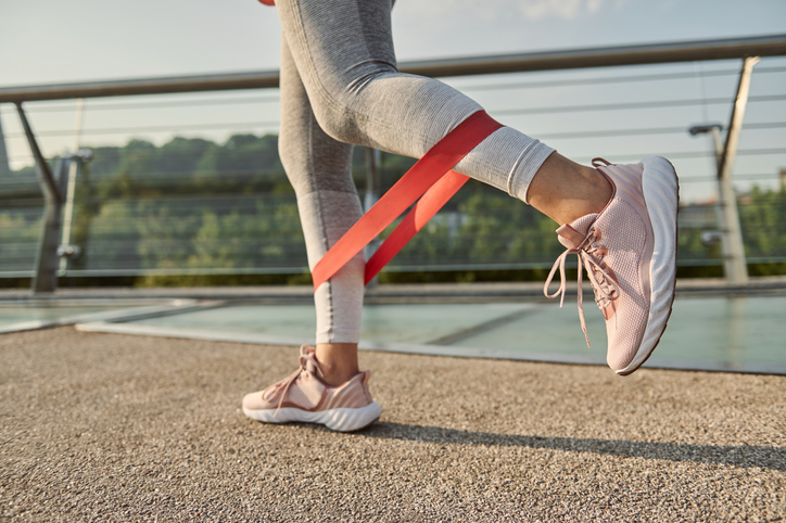 Benlyft bakåt med träningsgummiband utomhus