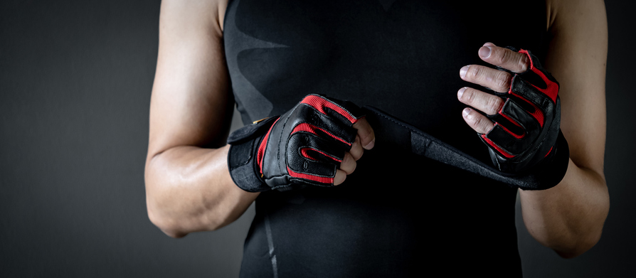 En man med träningshandskar i läder