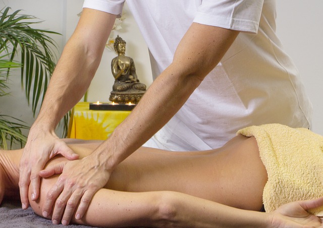 Massage på en behandlingsbänk