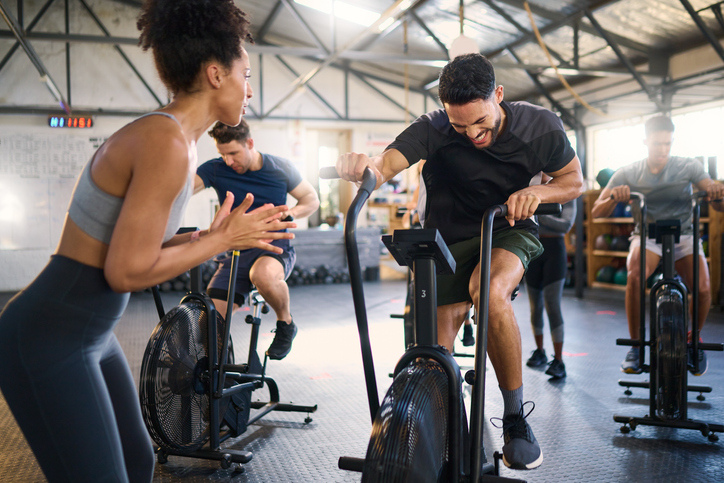 En man som gör intervaller på en airbike på gymmet
