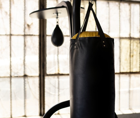 Boxningsställning med säck och boxboll