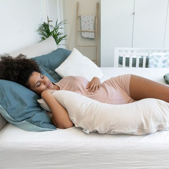 En gravid kvinna med en kudde