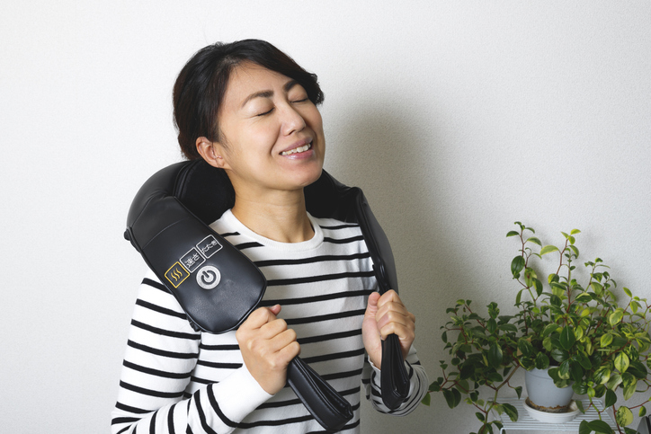 Användning av en nackmassage maskin på baksida axlar