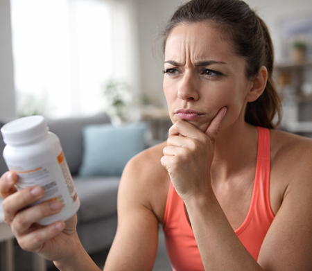 En kvinna som funderar på om viktminskningstabletter verkligen fungerar