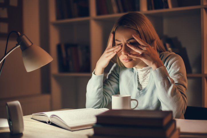 En tjej som pluggar på natten och är stirrig efter för mycket kaffe och koffeintabletter