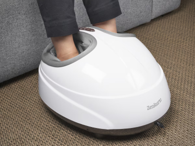 En elektrisk fotmassagemaskin som omsluter fötterna