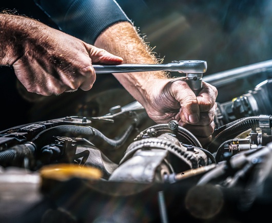 En mekaniker som har trötta händer och skulle behöva lite massage