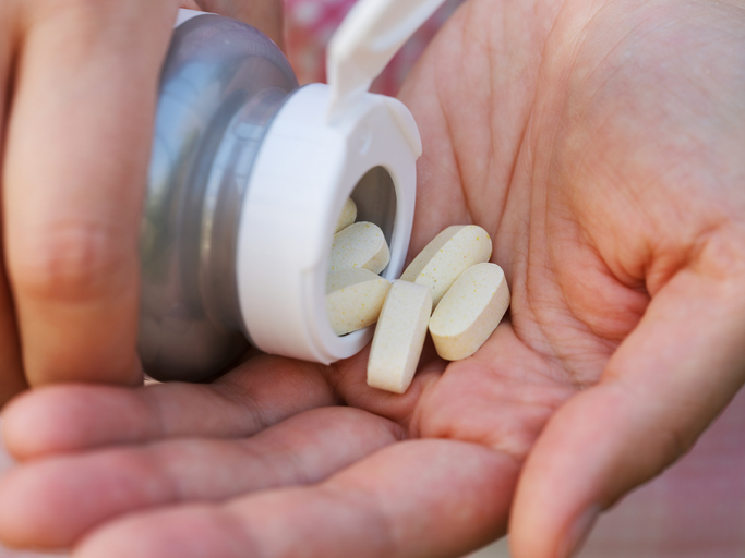 En person som använder ett bäst i test magnesium tillskott