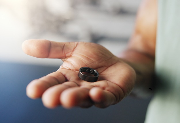 En smart ring har liknande funktioner som ett aktivitetsband