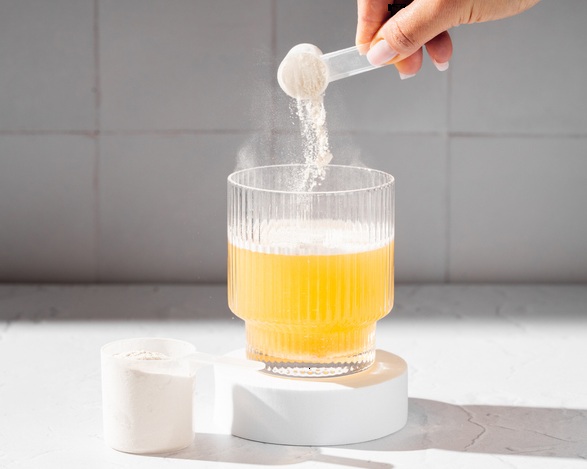 Aminosyror som blandas i ett glas vatten